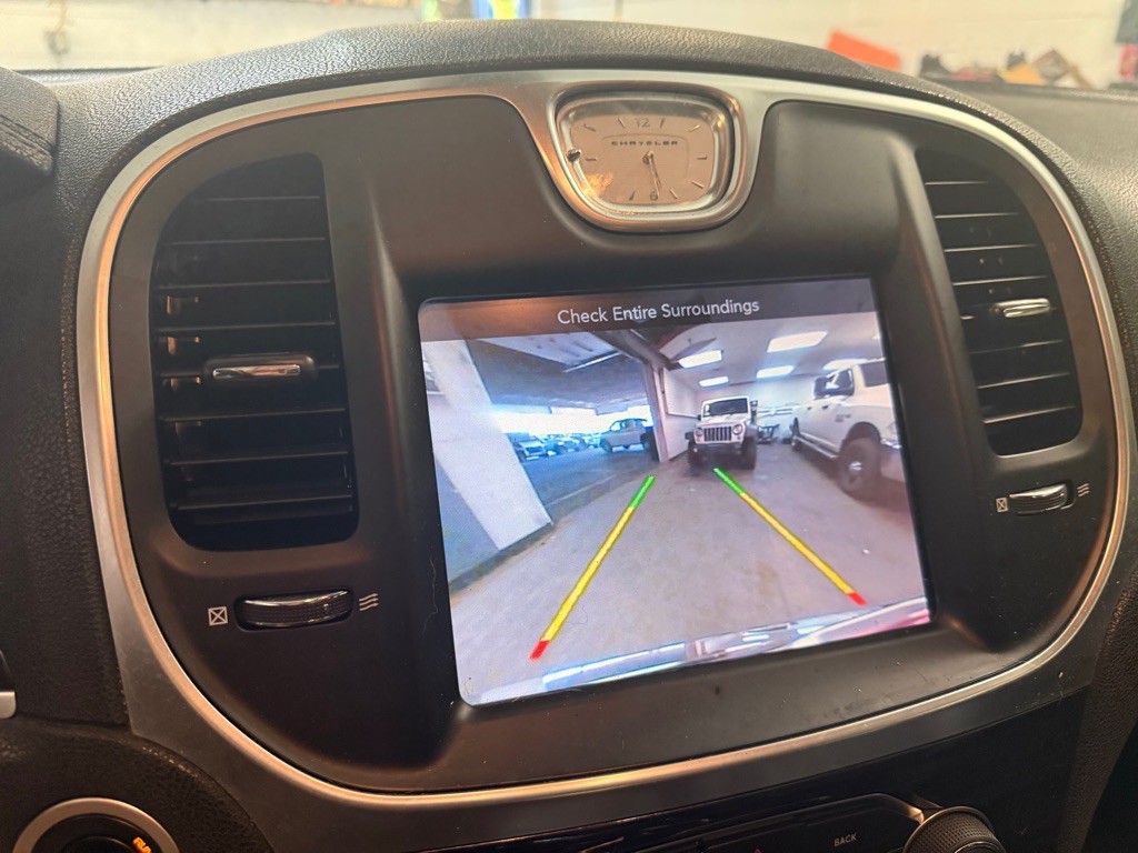 2015 Chrysler 300 Image 13