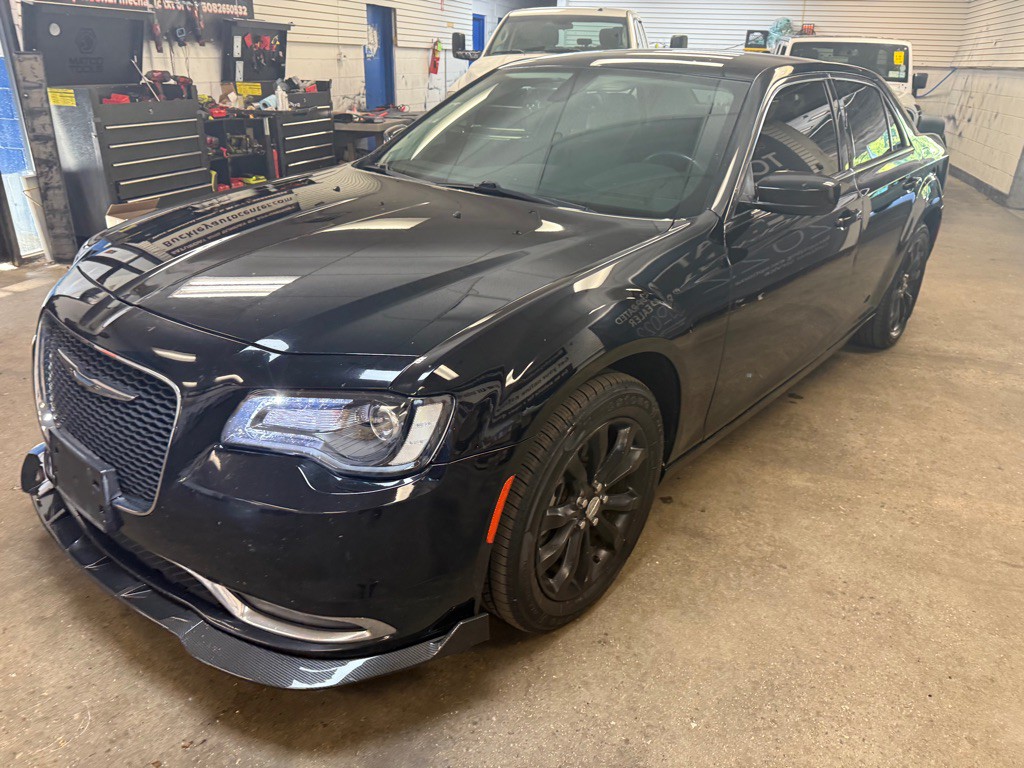 2015 Chrysler 300 Image 16