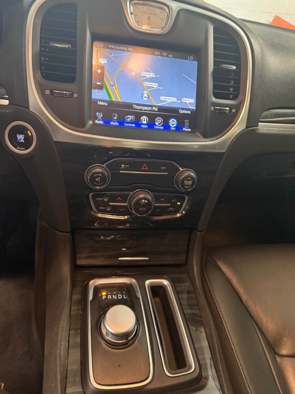 2015 Chrysler 300 Image 17