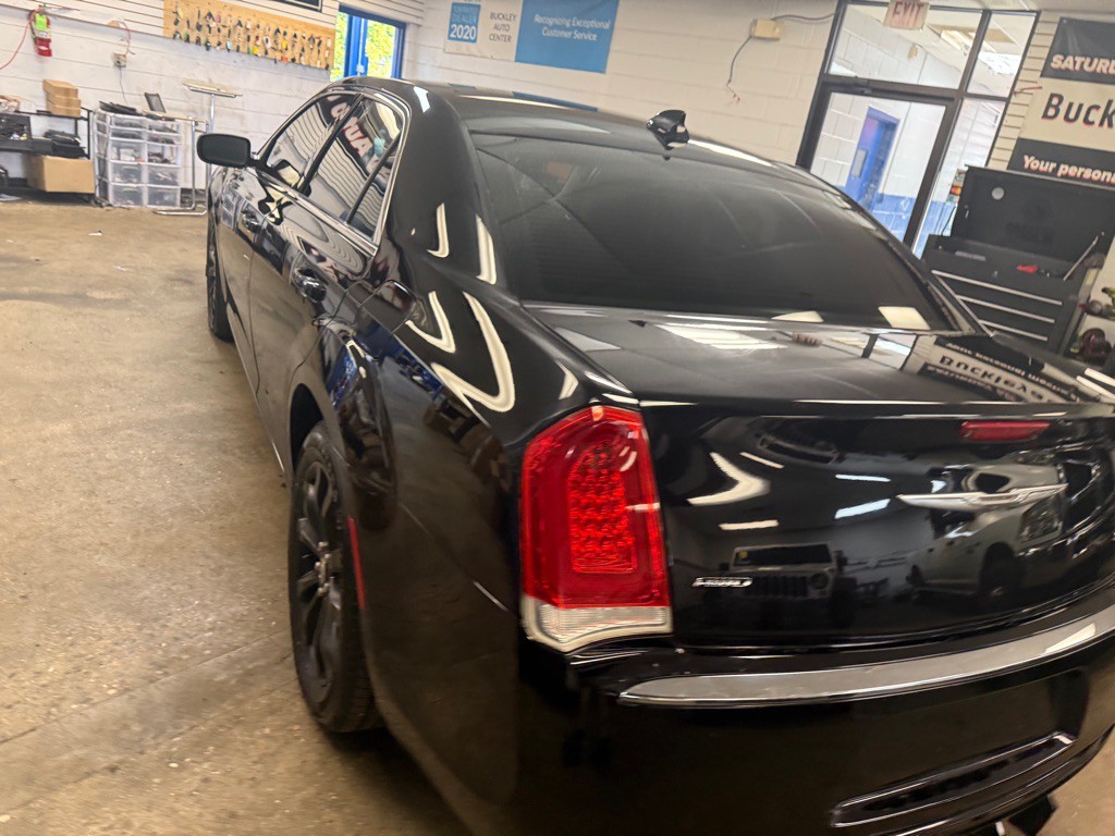 2015 Chrysler 300 Image 21