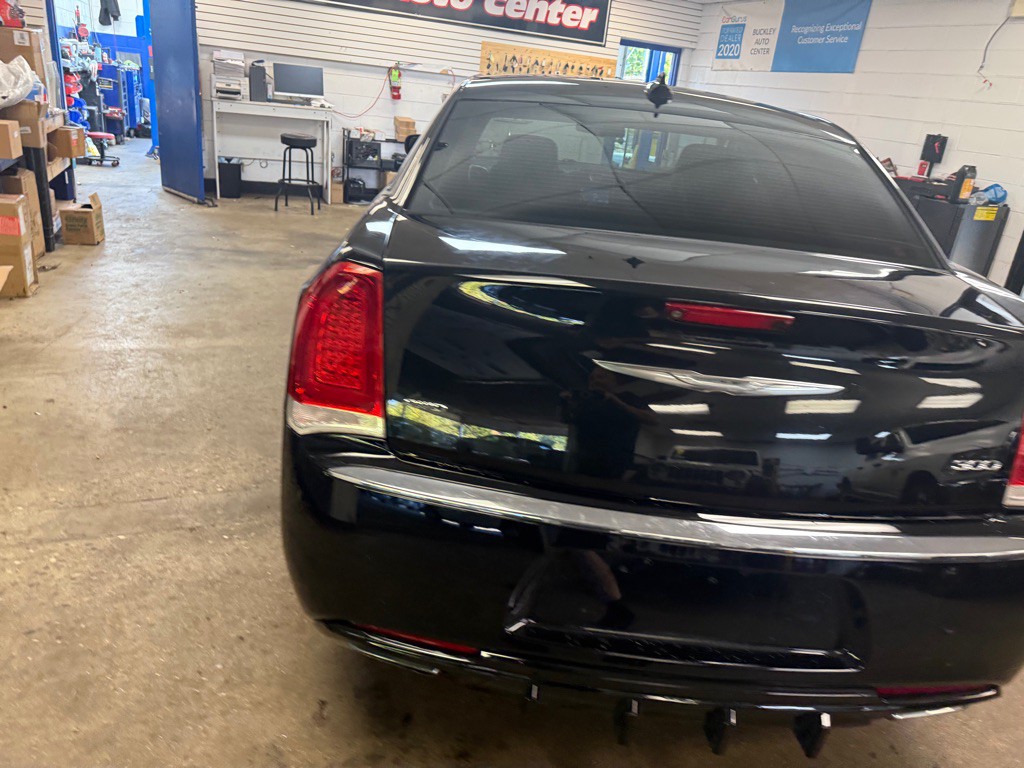 2015 Chrysler 300 Image 24