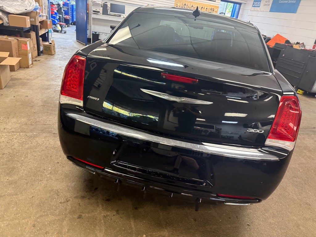 2015 Chrysler 300 Image 25
