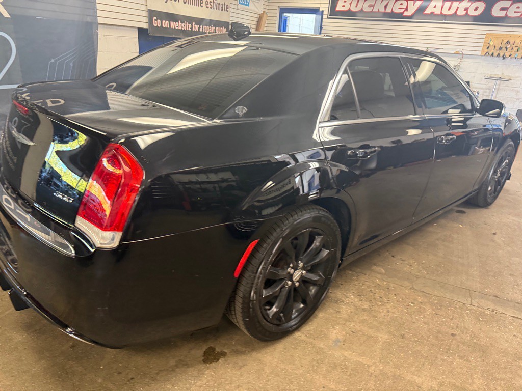 2015 Chrysler 300 Image 28