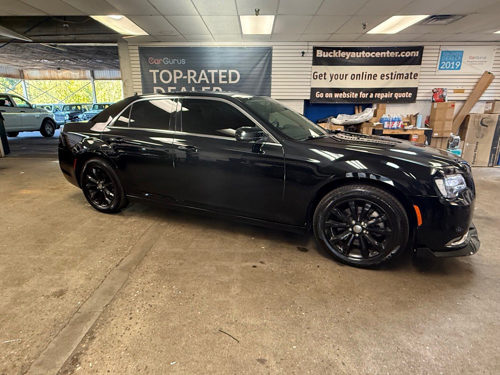 2015 Chrysler 300 Image 29