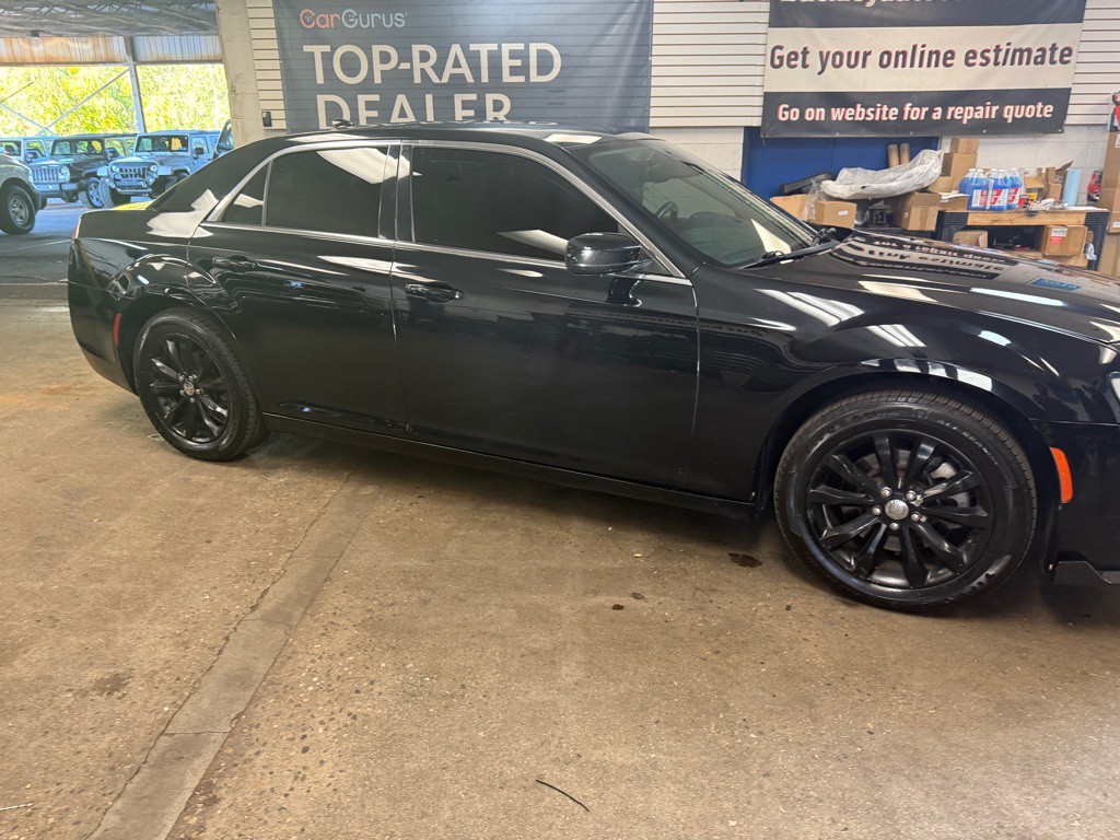 2015 Chrysler 300 Image 30