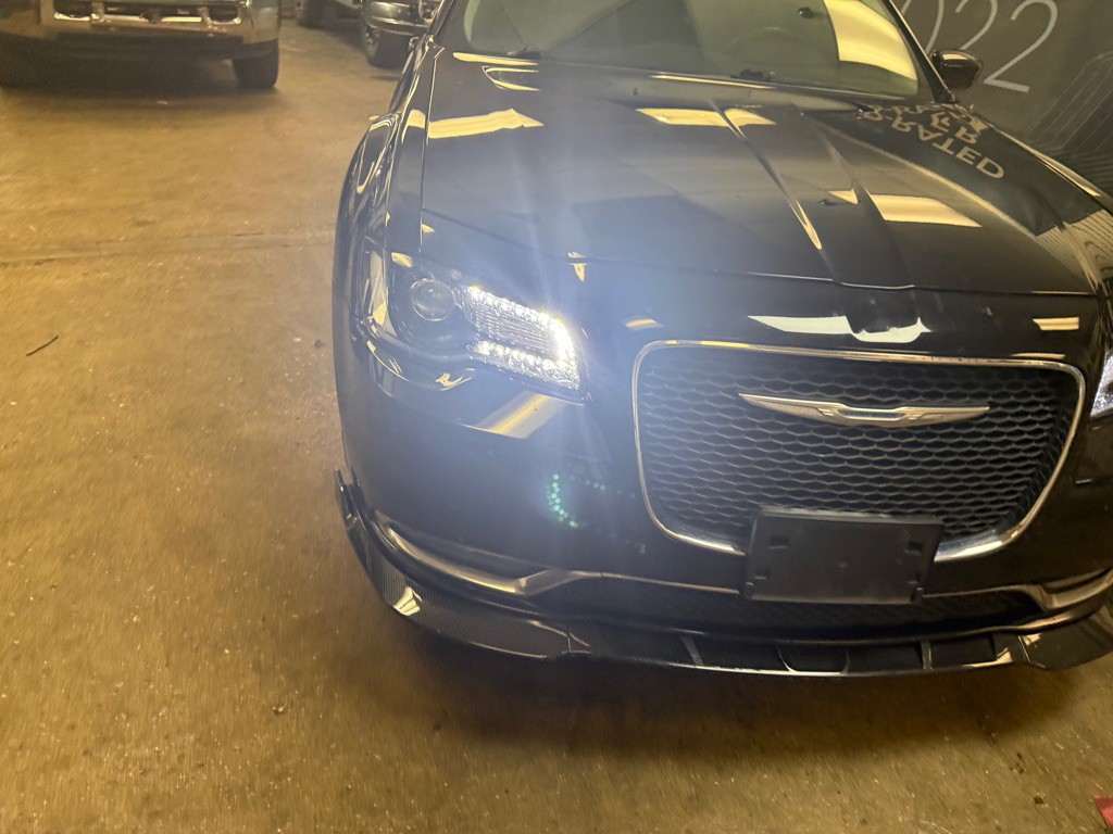2015 Chrysler 300 Image 32