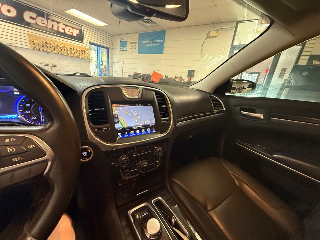 2015 Chrysler 300 Image 36