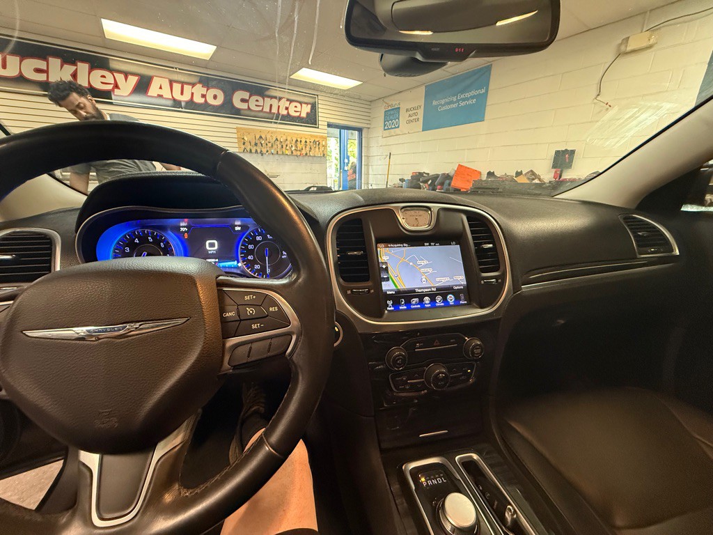2015 Chrysler 300 Image 38