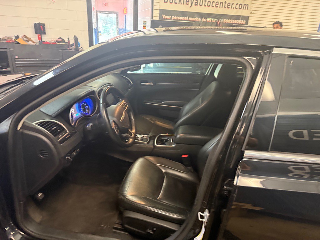 2015 Chrysler 300 Image 39