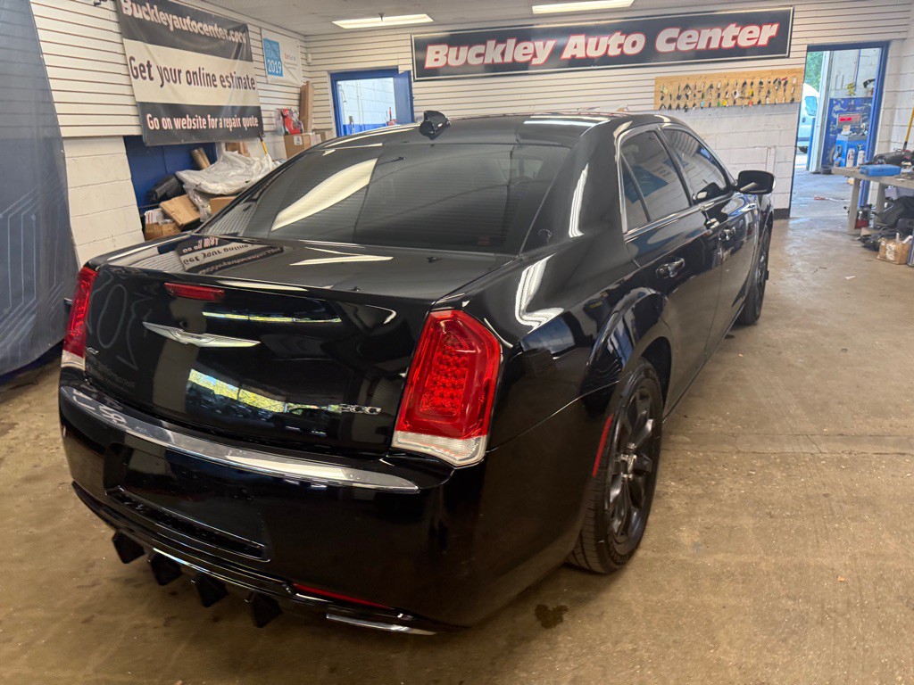 2015 Chrysler 300 Image 42