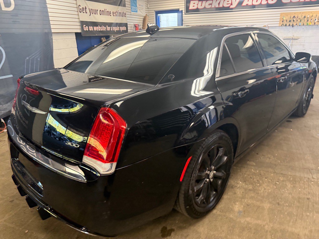 2015 Chrysler 300 Image 43