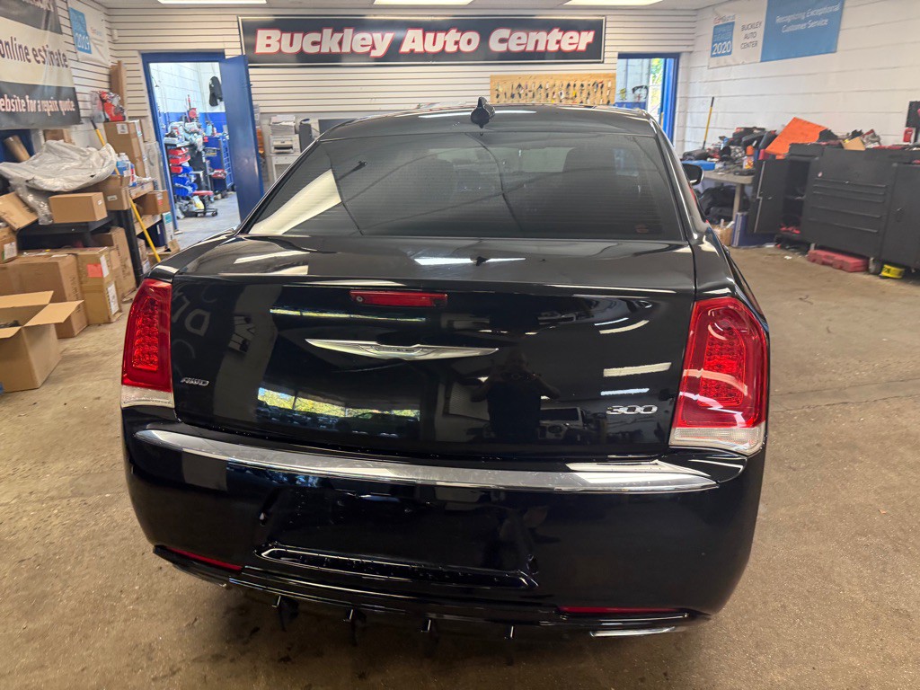 2015 Chrysler 300 Image 44