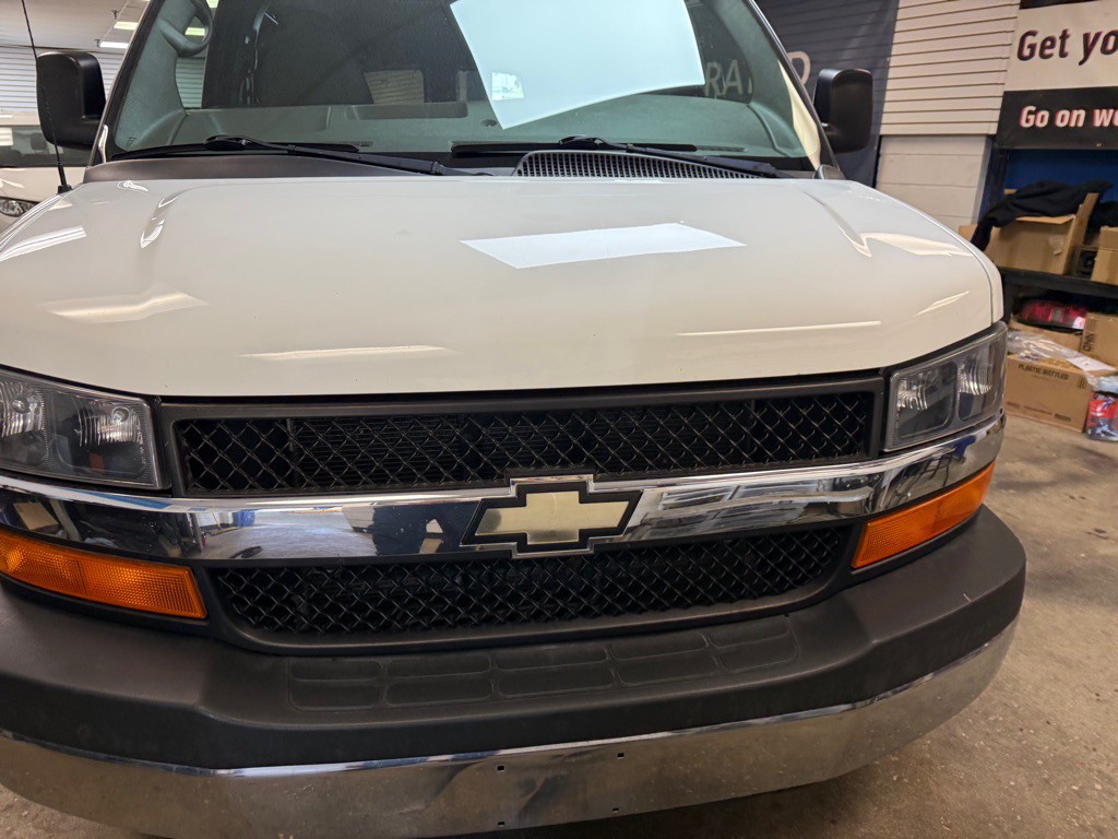 2015 Chevrolet Express Image 3