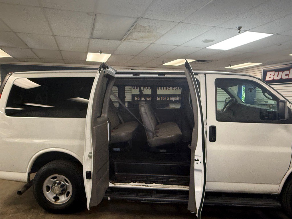 2015 Chevrolet Express Image 4