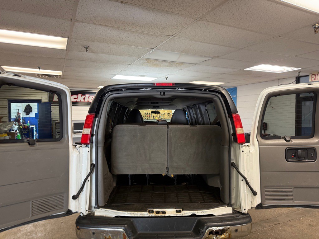 2015 Chevrolet Express Image 8