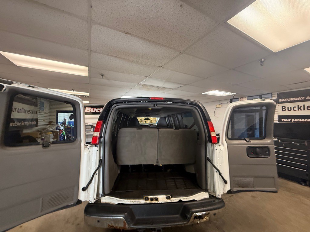 2015 Chevrolet Express Image 9