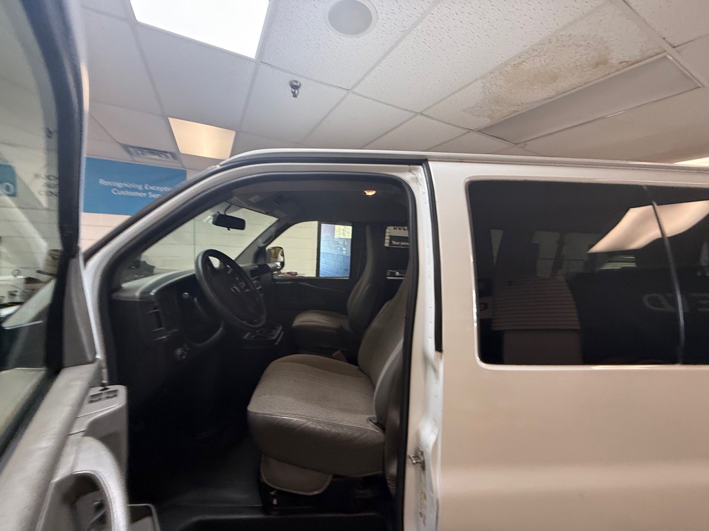 2015 Chevrolet Express Image 10