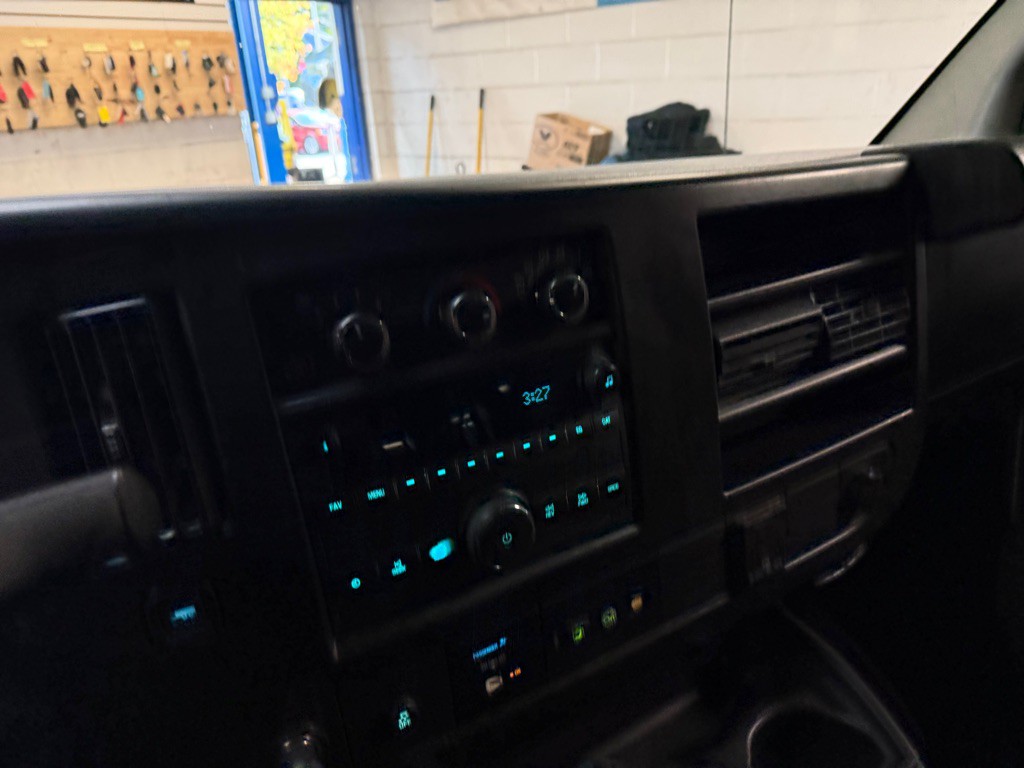 2015 Chevrolet Express Image 19