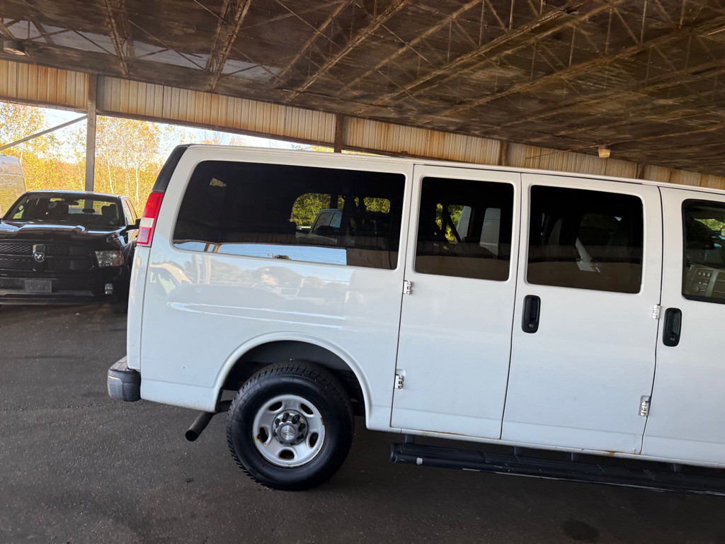 2015 Chevrolet Express Image 37