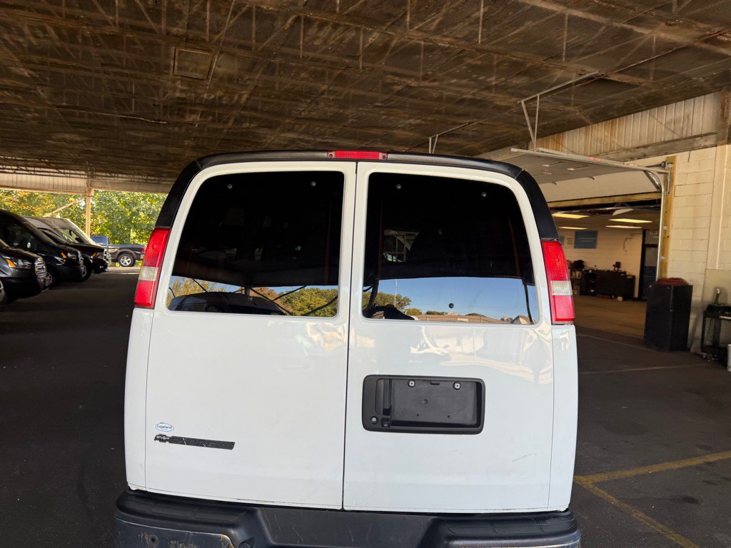 2015 Chevrolet Express Image 40