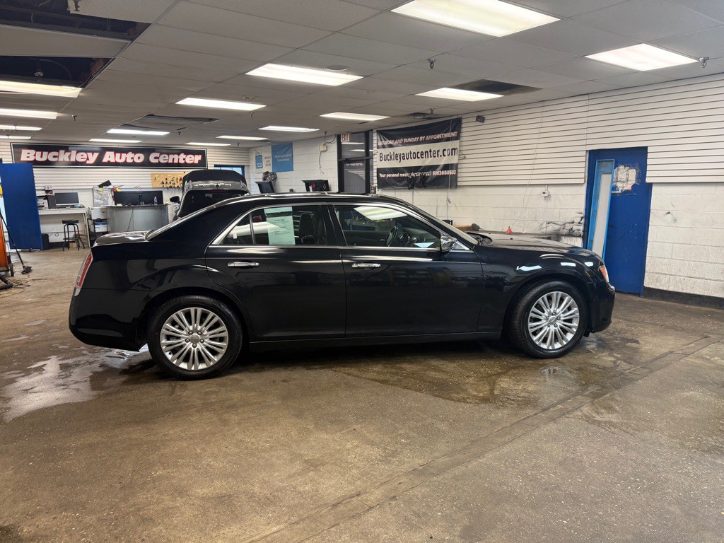 2014 Chrysler 300 Image 4