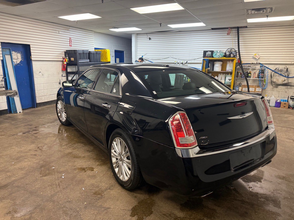 2014 Chrysler 300 Image 9