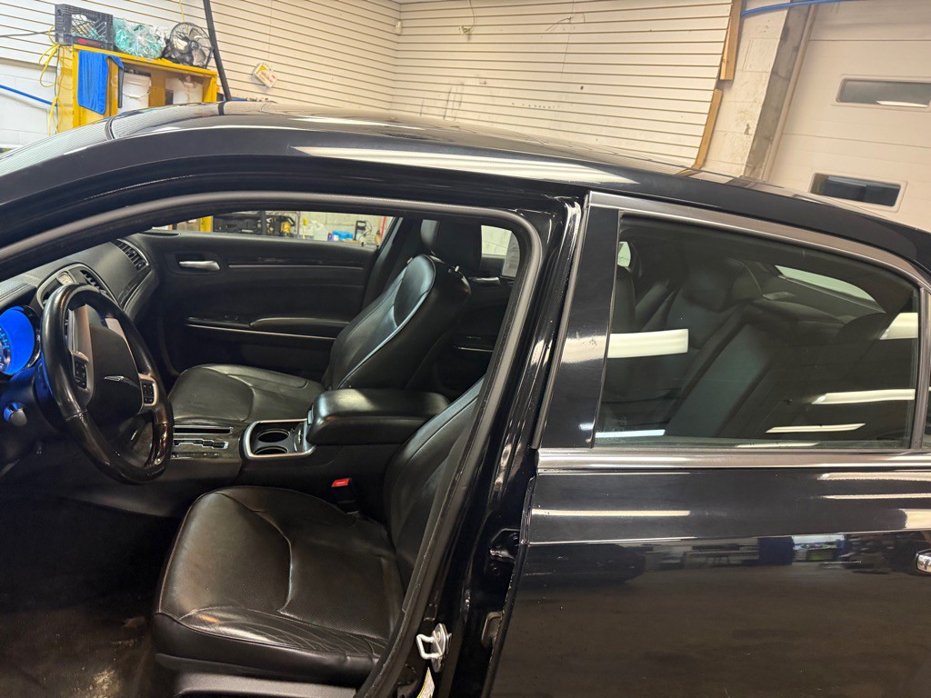 2014 Chrysler 300 Image 10