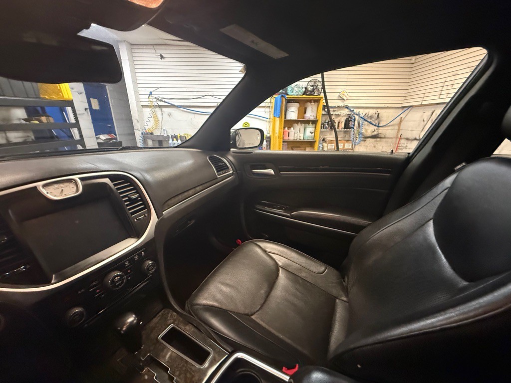 2014 Chrysler 300 Image 15