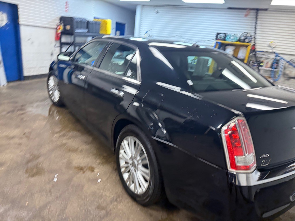 2014 Chrysler 300 Image 25