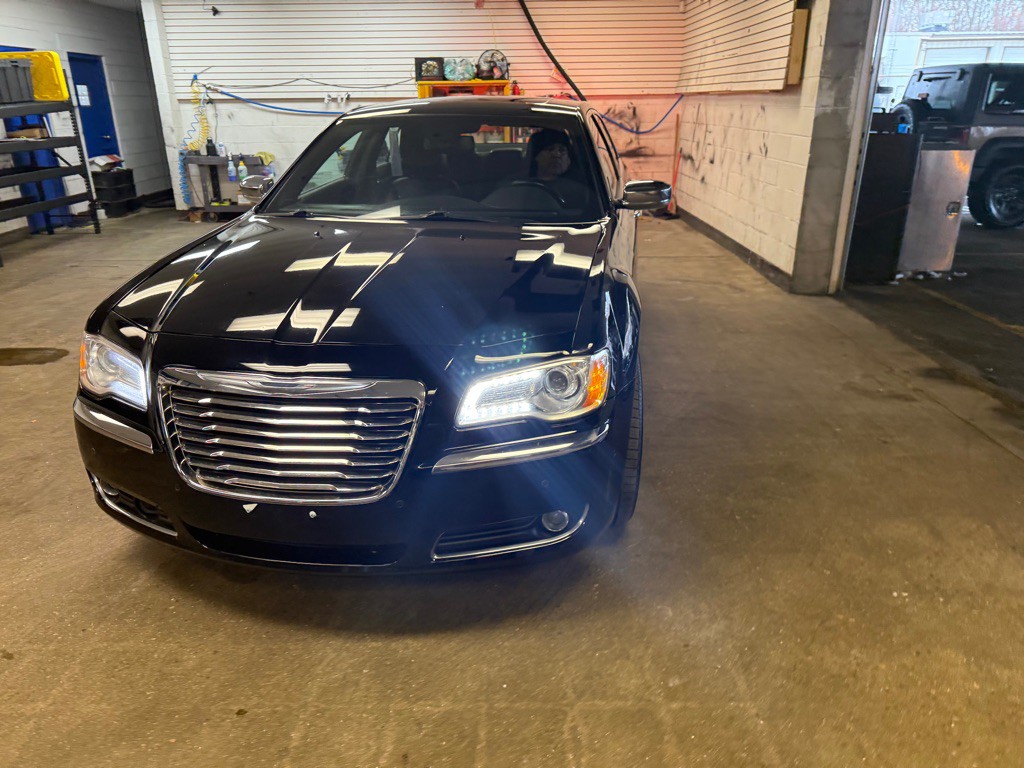 2014 Chrysler 300 Image 32
