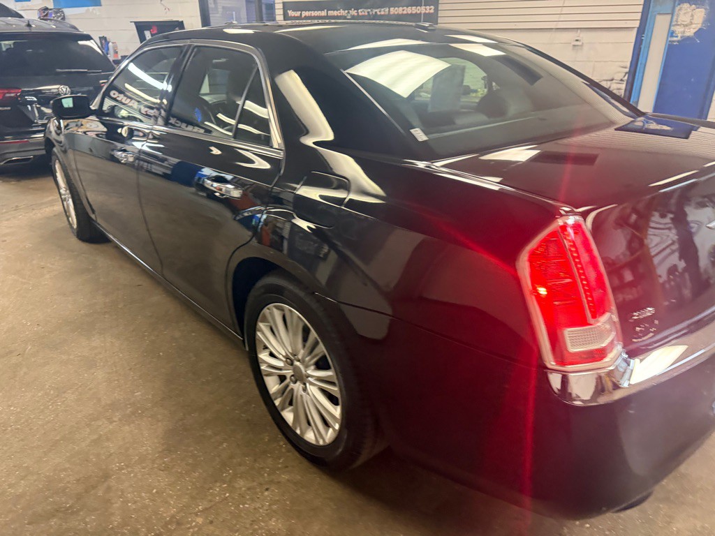 2014 Chrysler 300 Image 60