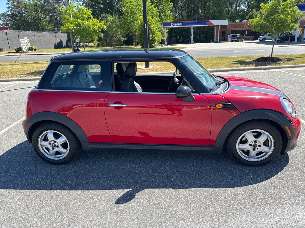 2011 MINI Cooper Image 2