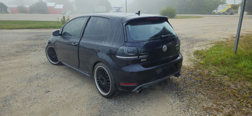 2011 Volkswagen GTI Image 3