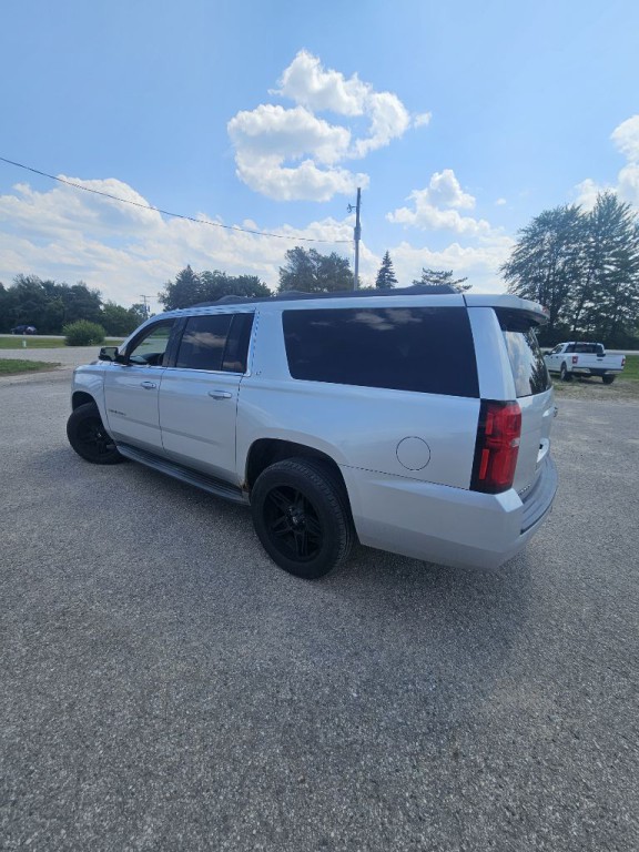 2015 Chevrolet Suburban Image 3