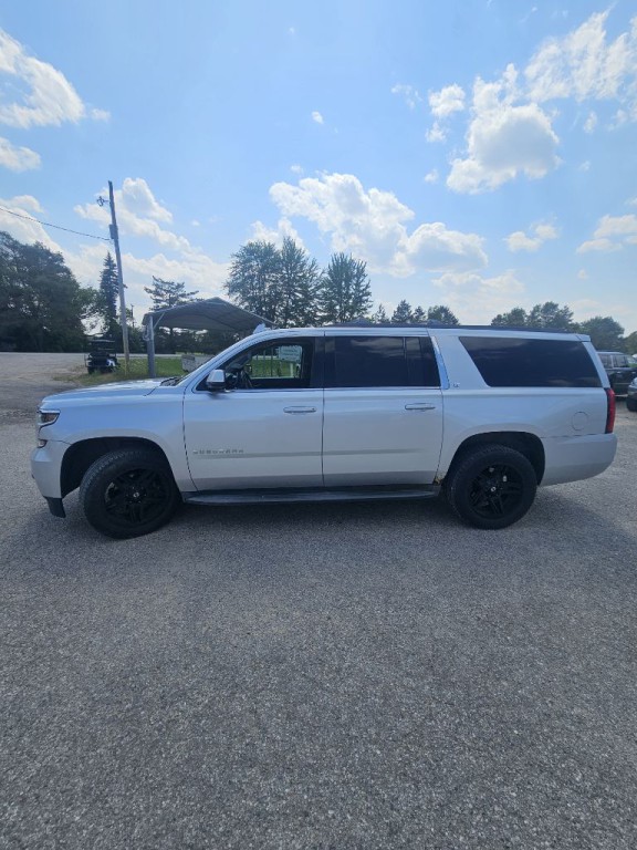 2015 Chevrolet Suburban Image 2