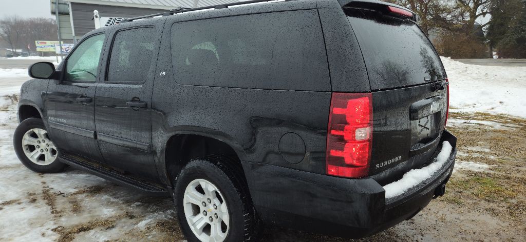 2007 Chevrolet Suburban Image 2