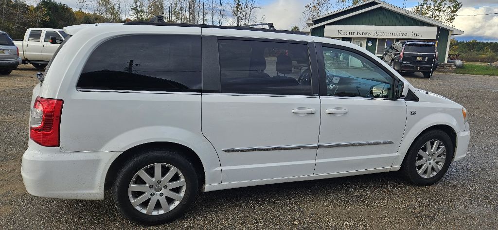 2014 Chrysler Town & Country Image 3