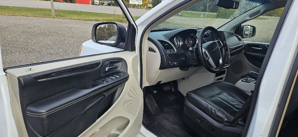 2014 Chrysler Town & Country Image 4