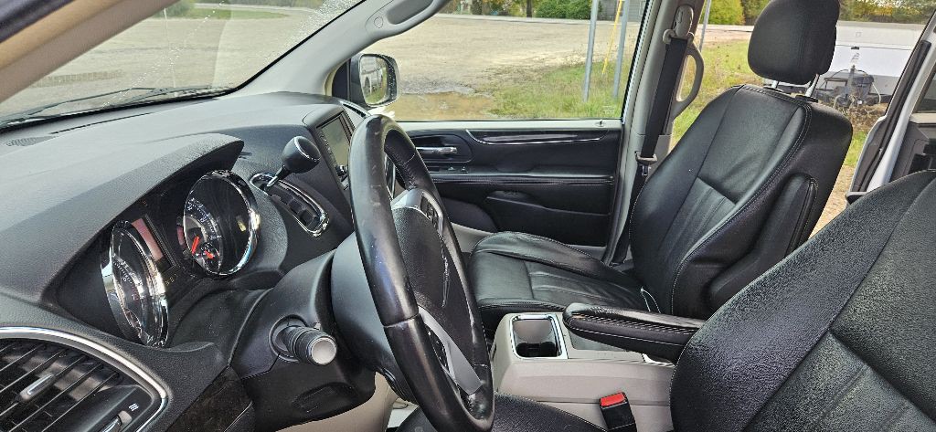 2014 Chrysler Town & Country Image 18