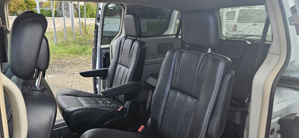 2014 Chrysler Town & Country Image 21