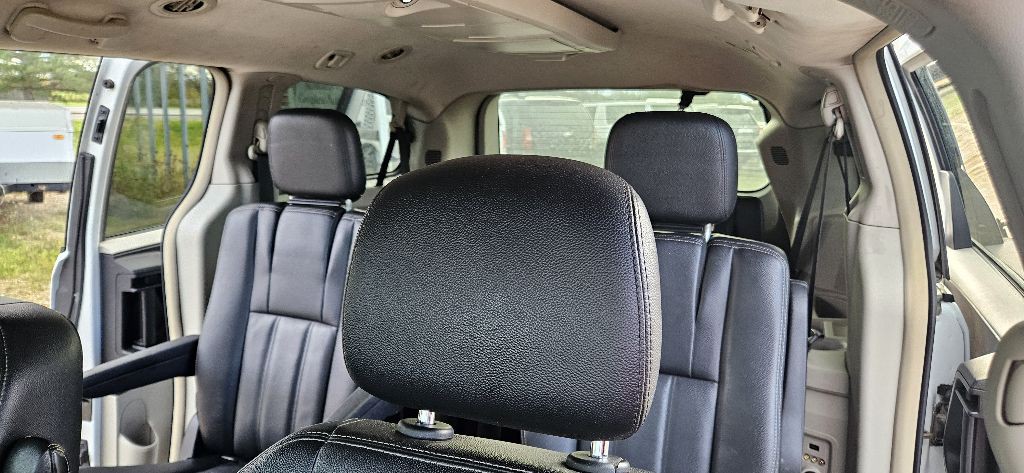 2014 Chrysler Town & Country Image 22