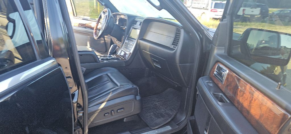 2016 Lincoln Navigator Image 12