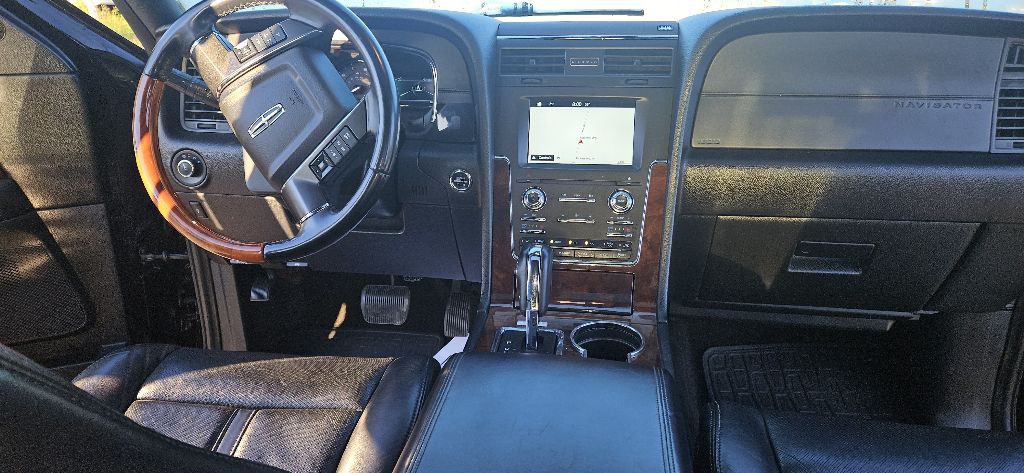 2016 Lincoln Navigator Image 13