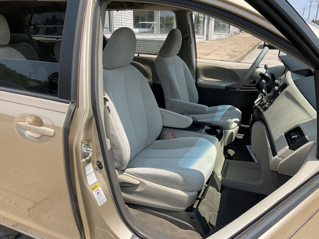 2011 Toyota Sienna Image 17