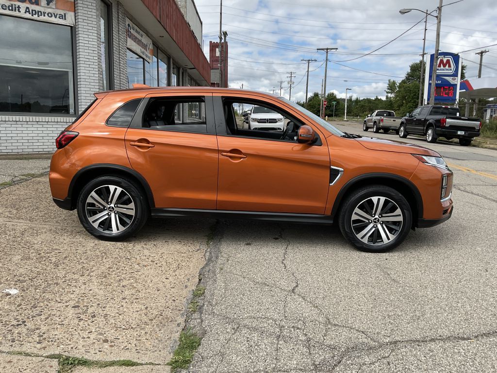 2023 Mitsubishi Outlander Image 2
