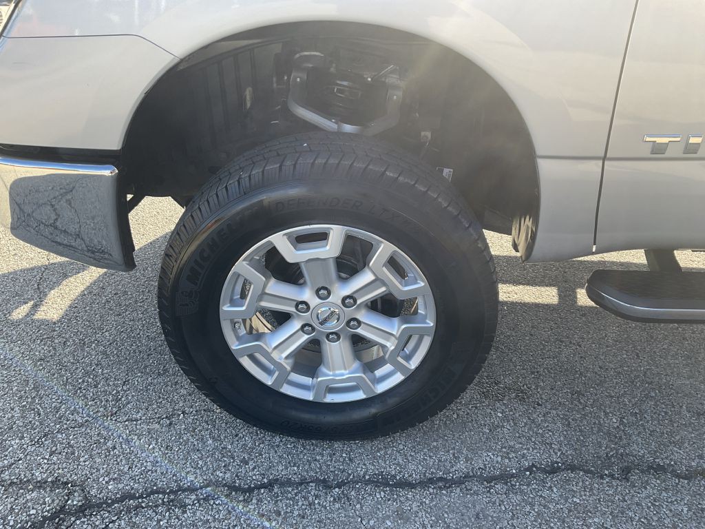 2017 Nissan Titan Image 9