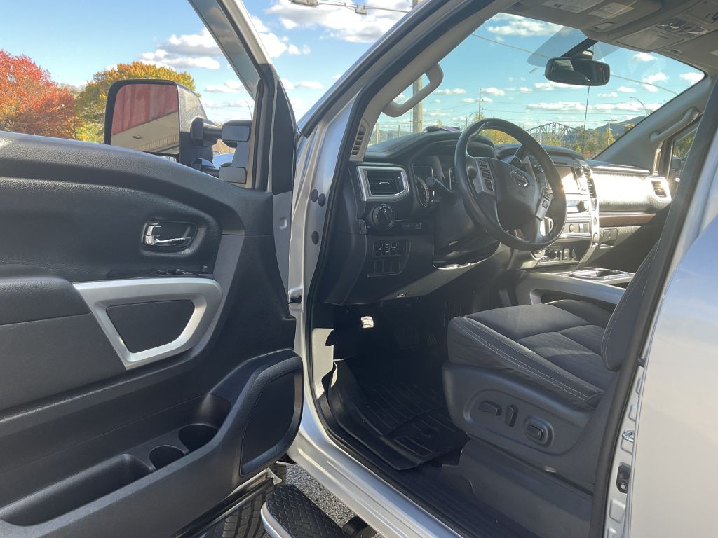 2017 Nissan Titan Image 15