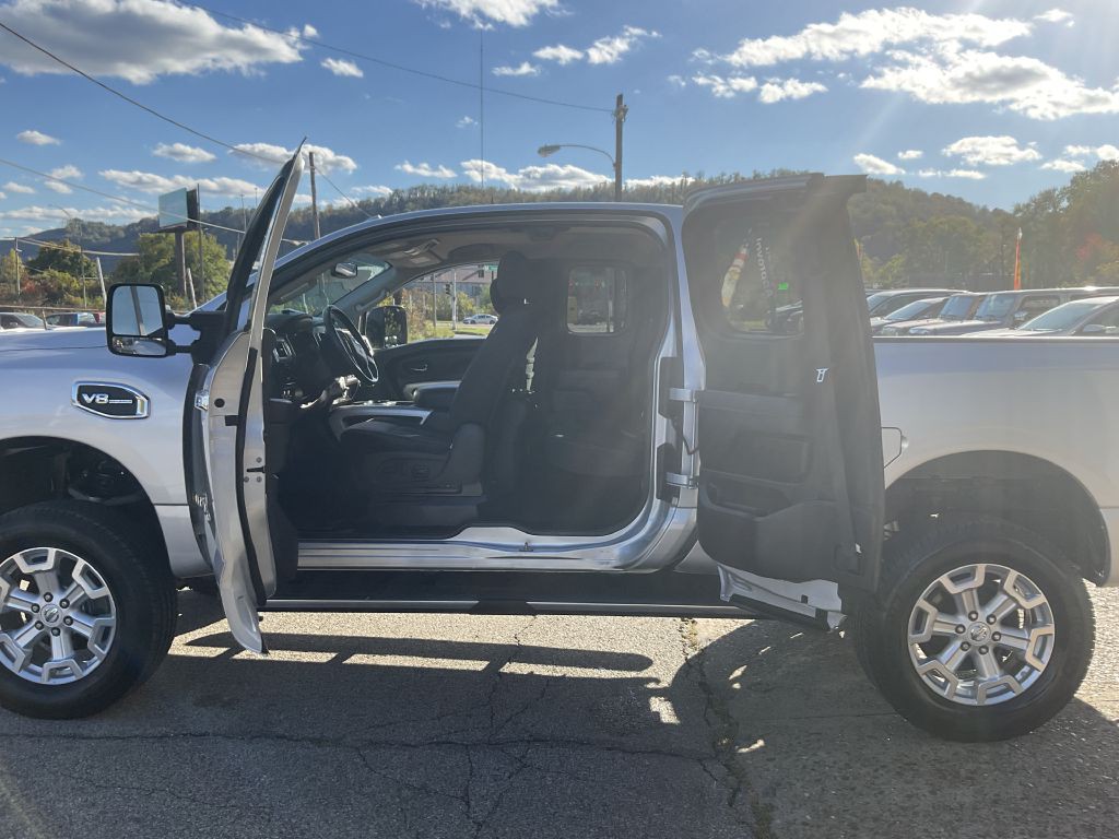 2017 Nissan Titan Image 16