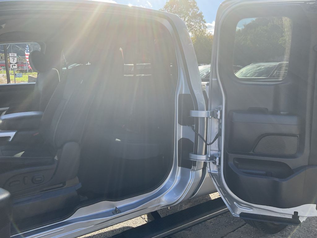 2017 Nissan Titan Image 17