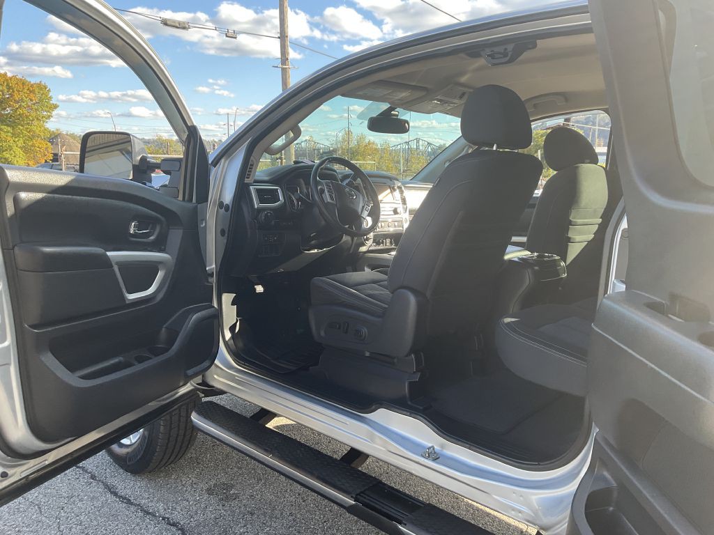 2017 Nissan Titan Image 18